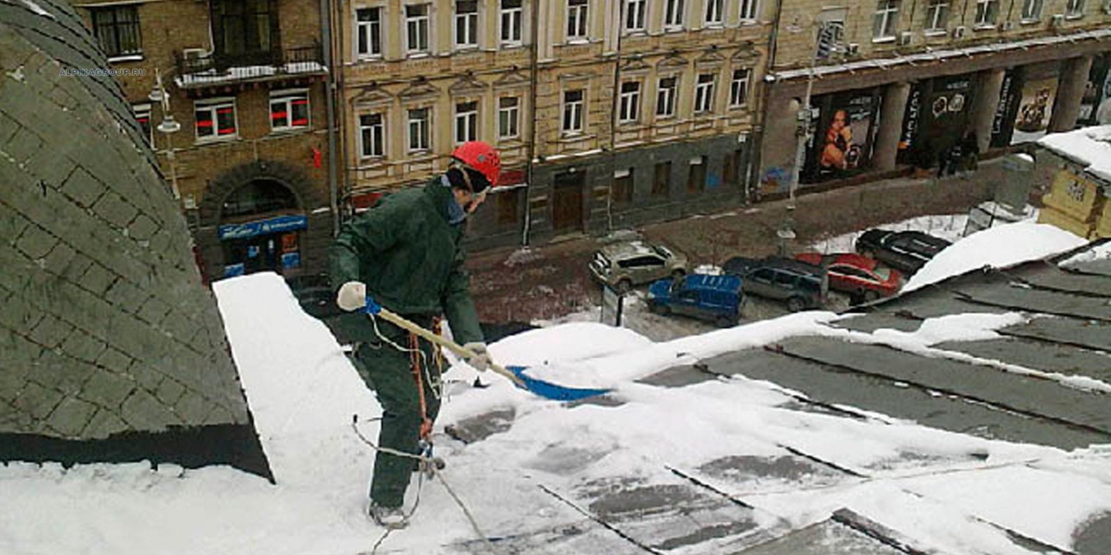 Уборка крыши от нанесенного снега