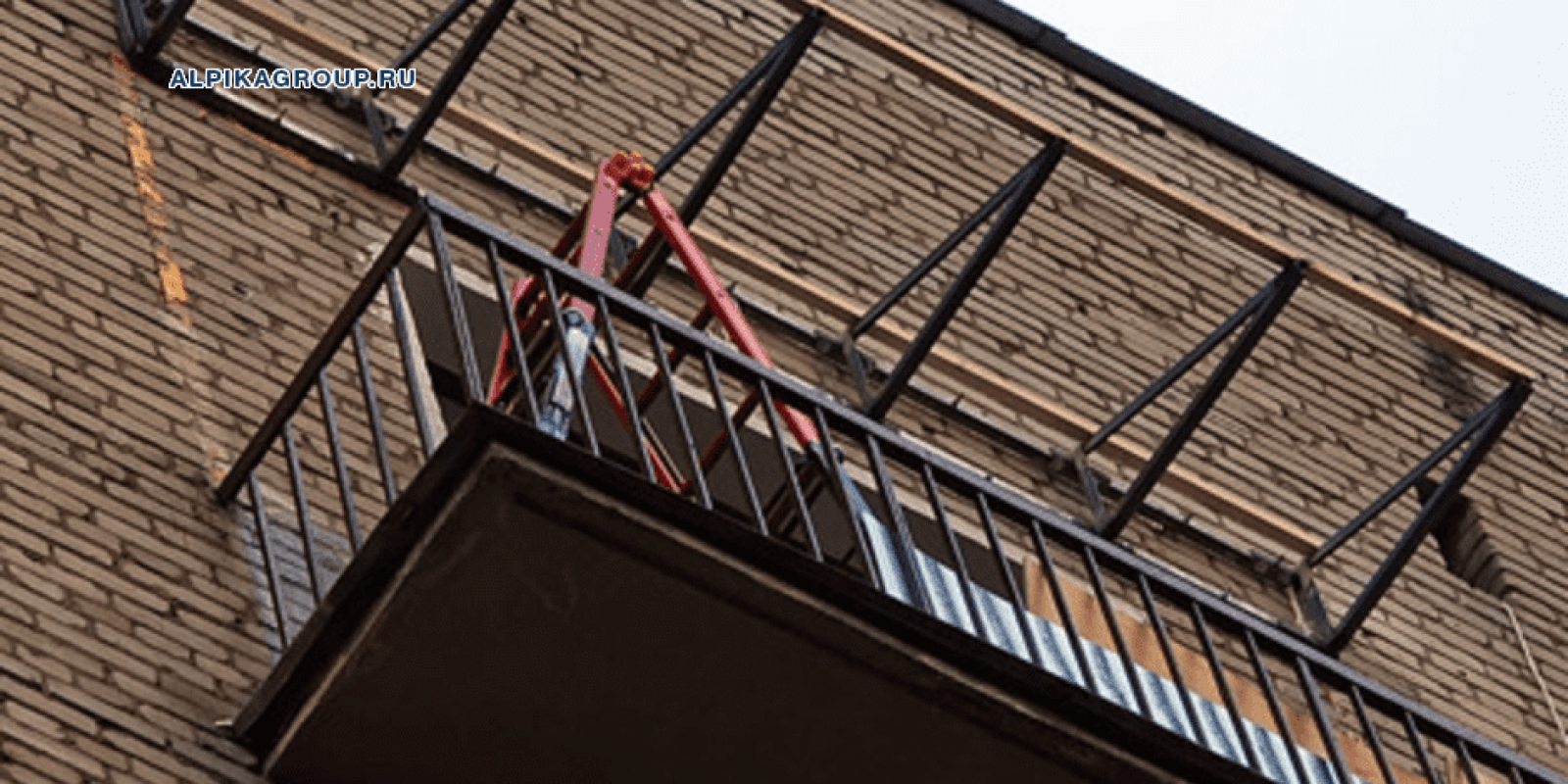 Козырек на балкон: красота, надежность и респектабельность